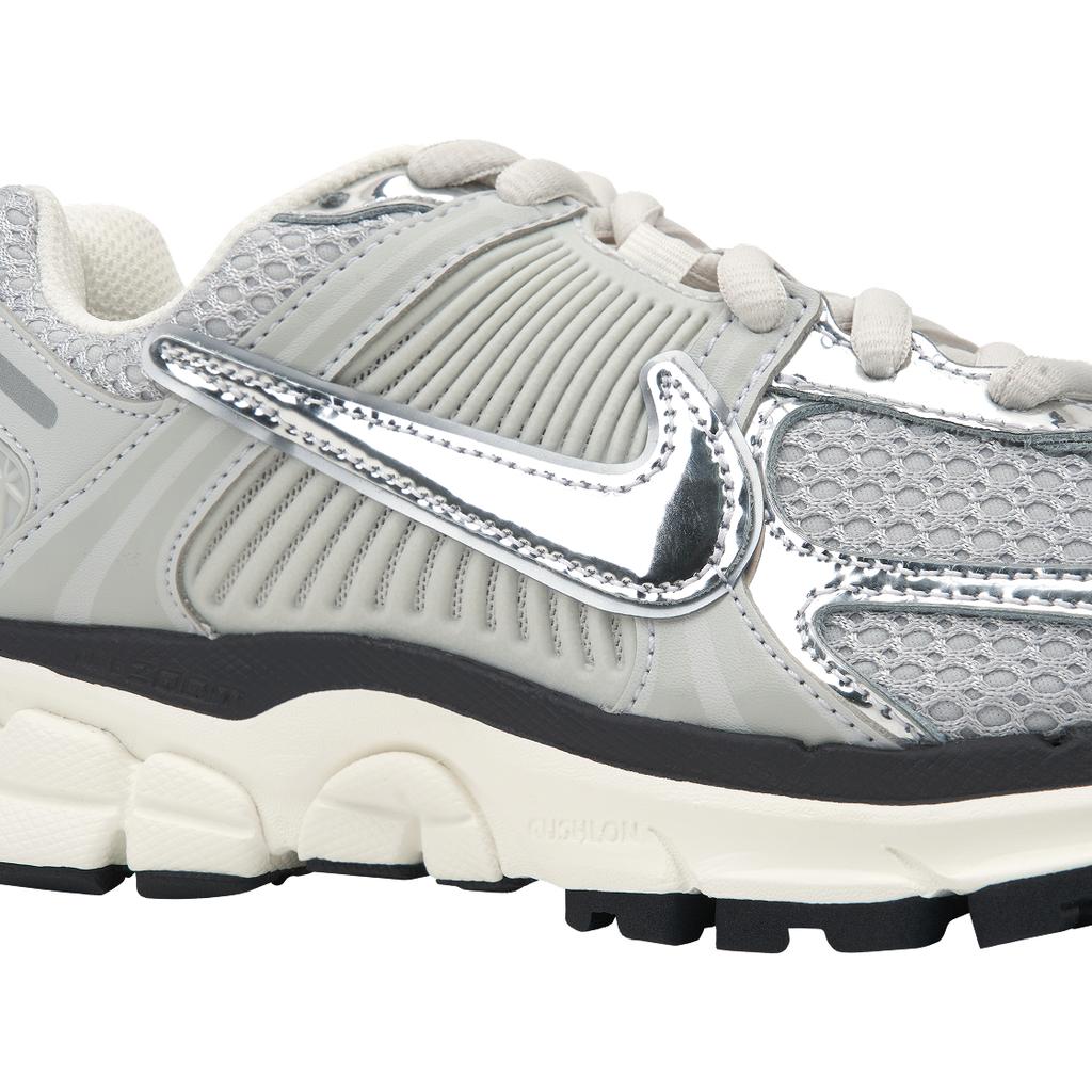 Nike Air Zoom Vomero 5 Photon Dust серебристо-металлик женские кроссовки Chrome Gridiron Sail FD0884-025