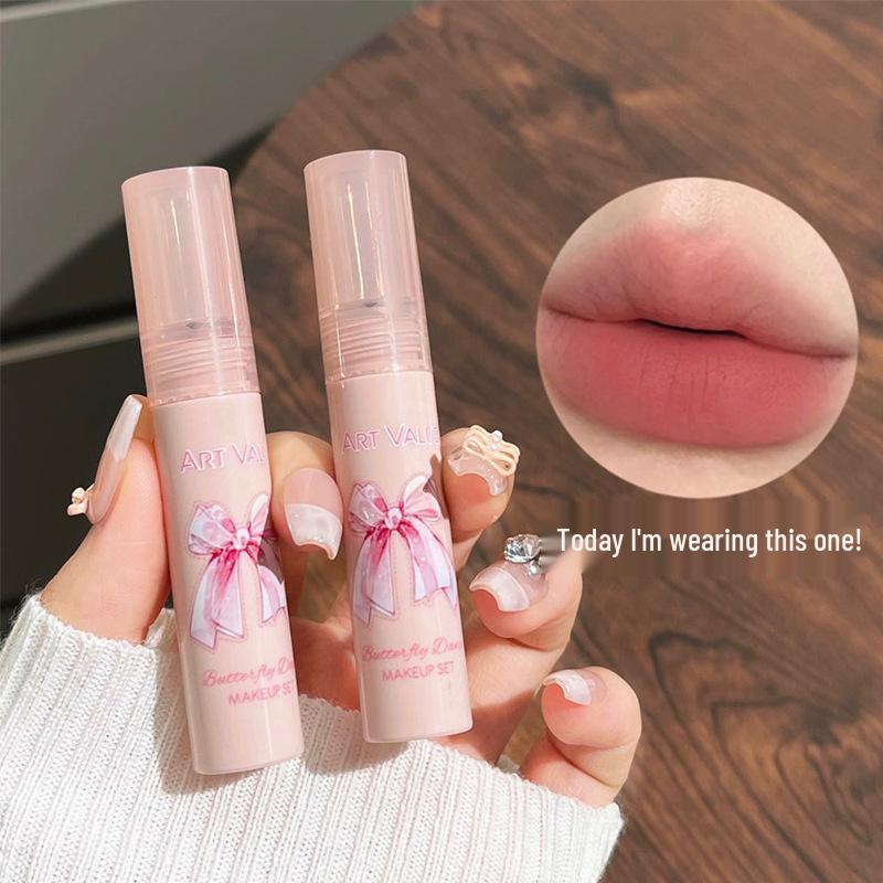 Коробка с цветными бабочками: Румяна-ожерелье и матовый блеск для губ набор из четырех предметов