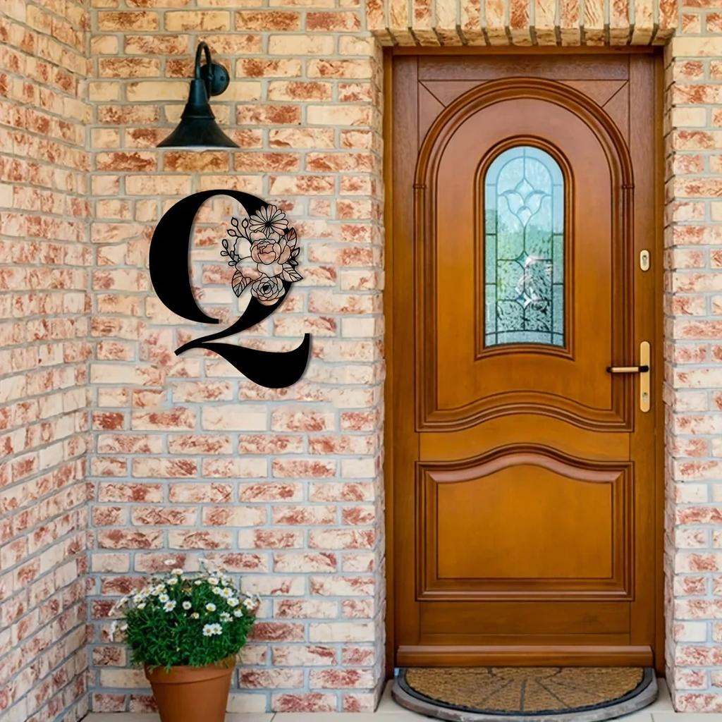 Потрясающая металлическая табличка с цветочными буквами-монограммами! Металлическое настенное искусство. Цветочный декор стен с заглавными буквами алфавита. Буквы для стен своими руками. Знак на заднем плане.