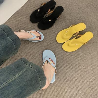 Шлепанцы на танкетке желтые на высоком каблуке крутые тапочки женские летние сандалии