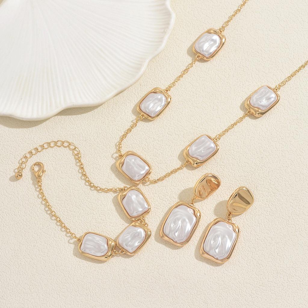 Винтажный женский набор ожерелий в европейском и американском стиле, геометрический дизайн, инкрустированный жемчугом, браслет, универсальные серьги высокого класса