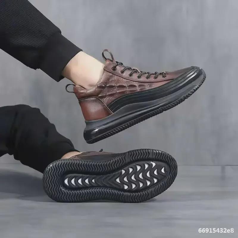 Мужские повседневные туфли средней высоты с толстой подошвой и крокодиловым узором 2023 года — удобные, легкие, эластичные спортивные туфли из полиуретана