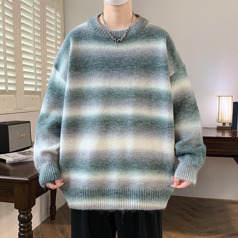 Мужской свитер с круглым вырезом и градиентной расцветкой тай-дай — радужные полосы, свободный крой, модный сезон осень/зима.