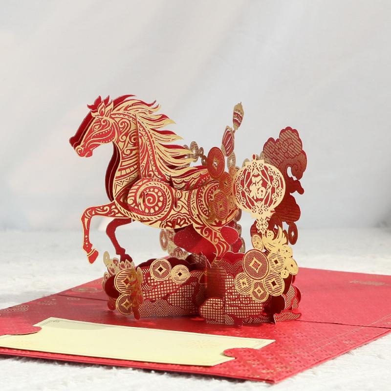 3D поздравительная открытка к Лунному Новому году 2026 с дизайном Золотой Лошади. Включает открытку и конверт. Символизирует удачу и богатство.