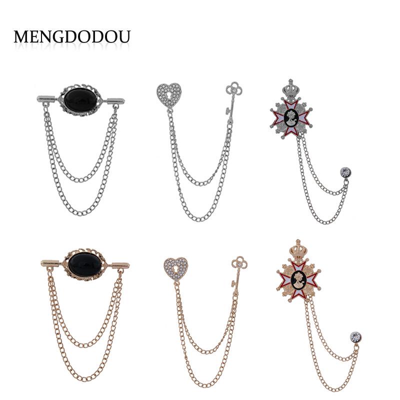 Мужская брошь-корона с двойной кисточкой-цепочкой и стразами