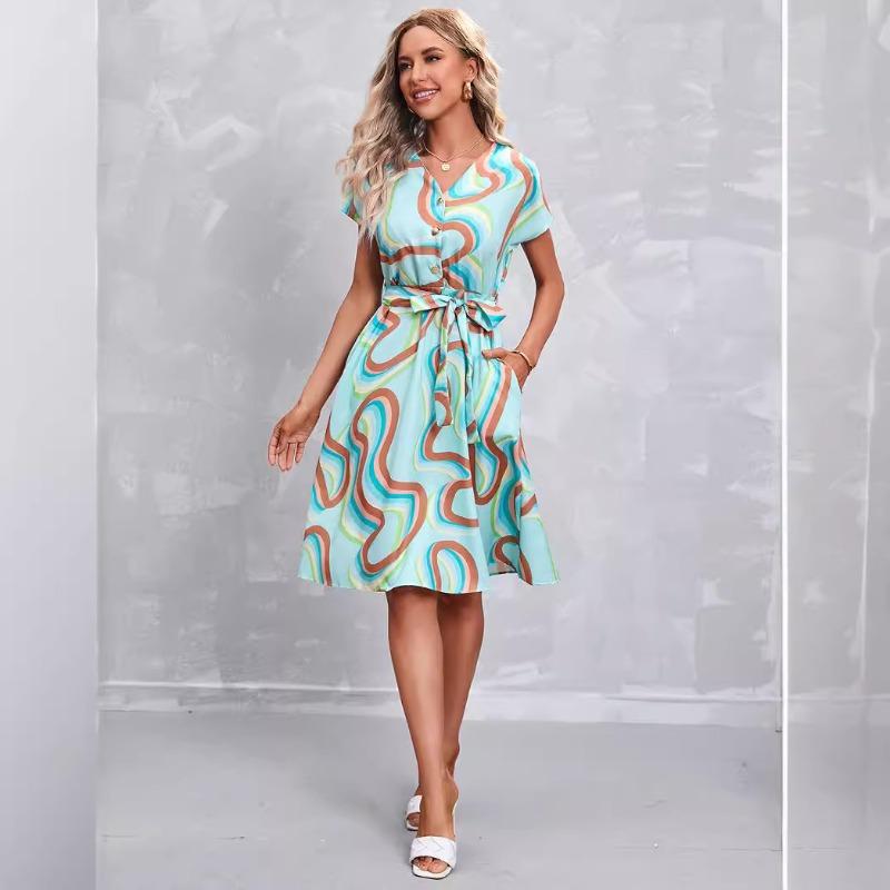 Летнее элегантное платье с короткими рукавами и принтом