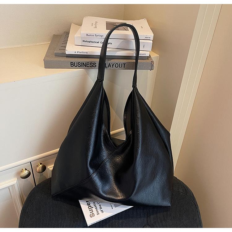 Сумка с мягкой лицевой стороной в стиле ретро большой вместимости женская 2025 новая осенне-зимняя в зарубежном стиле универсальная на одно плечо подмышку сумка-тоут для通勤