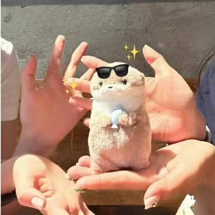 Милая выдра, держащая в руках рыбку, брелок, креативная плюшевая кукла, игрушка, сумка, подвесной кулон, подарок