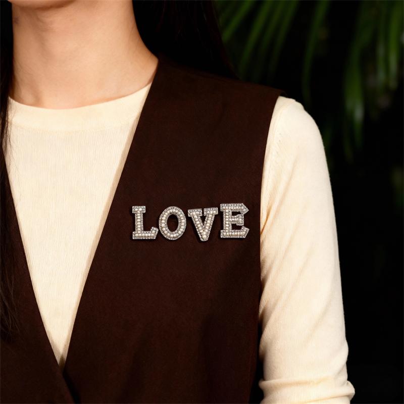 Crystal Rhinestone Pearl A-Z 26 Letters Brooch Women English Alphabet Brooch Pin Corsage Collar Jewelry Clothes Bag Decor Gifts