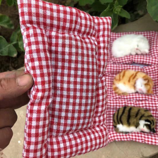 Simulation Sleeping Cat Decoration with Plaid Mat Odor Removal Bamboo Charcoal Plush Kitten Stuffed Animal Doll Home Office Desktop Car Interior