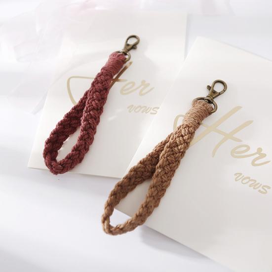 Красивый браслет-брелок ручной работы с нежным орнаментом