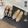 Увеличение роста 5 см, квадратная пряжка со стразами, остроносые холодные тапочки, женские, лето 2025, новые, с французским словом, на плоской подошве, полутапочки