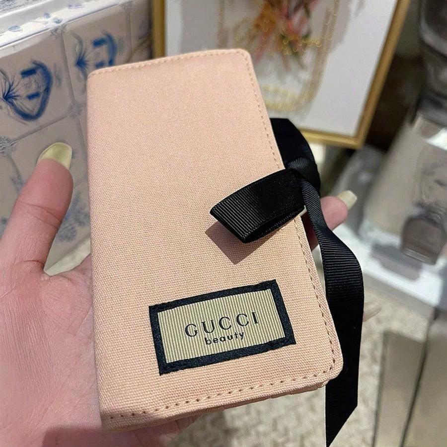 Женская косметичка, подходящая для подарка на праздники. Это можно преподнести в качестве подарка вашей девушке или друзьям.