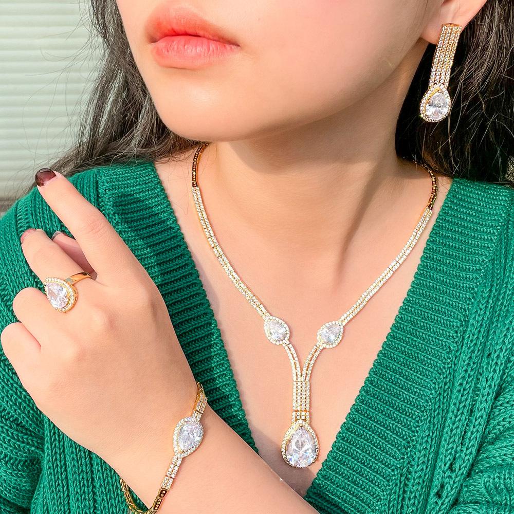 Свадебные аксессуары Циркониевое ожерелье Серьги Браслет Кольцо Набор из четырех предметов Набор свадебных аксессуаров Цепочка
