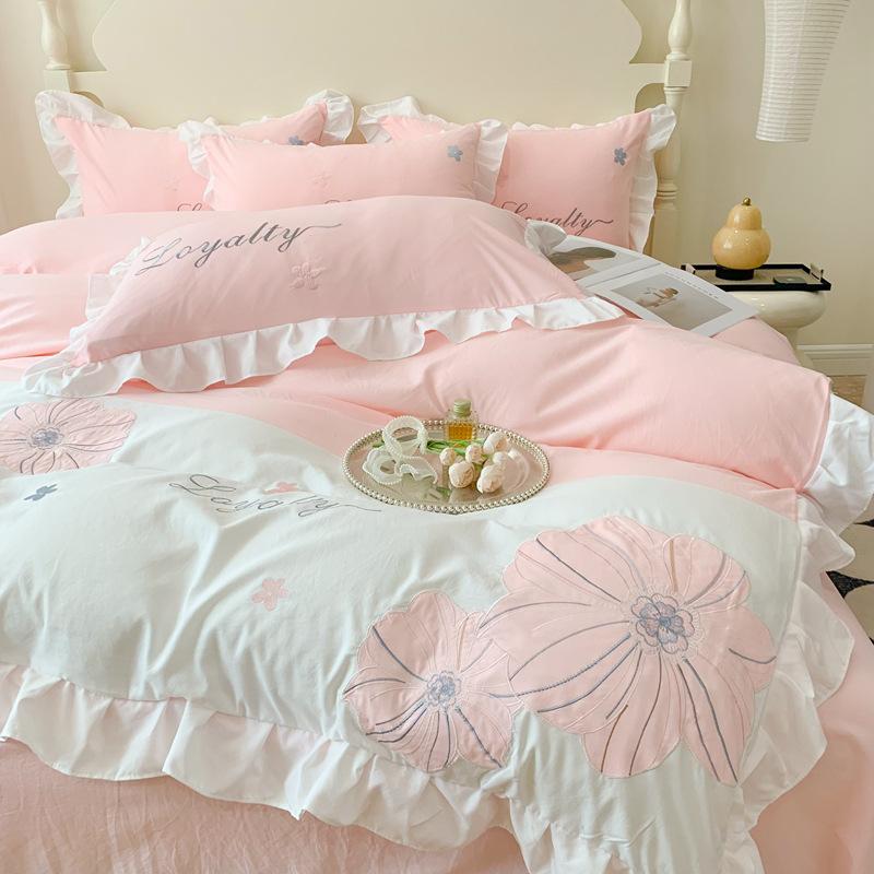 Комплект из четырех предметов из мягкого французского мытого хлопка с вышитыми оборками по краям, пододеяльник, простыня