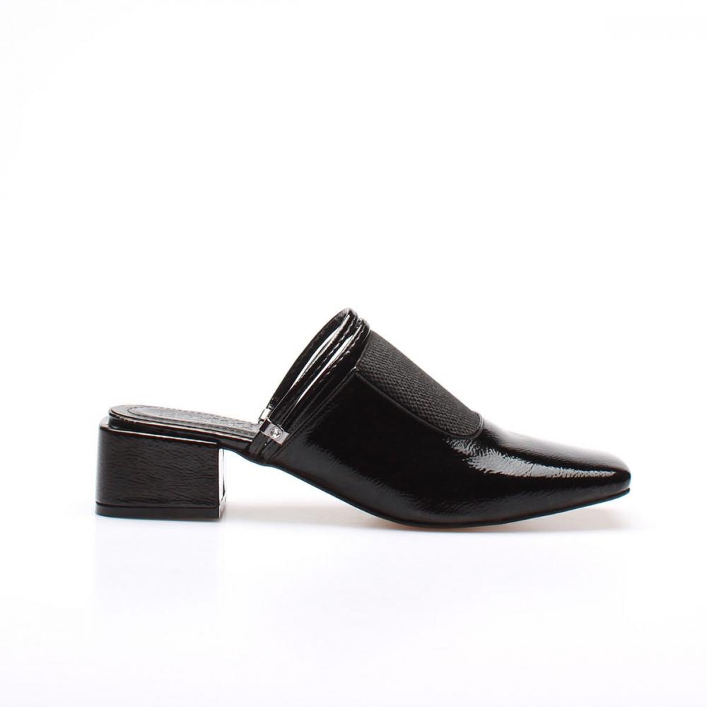 Женские черные мятые тапочки из лакированной кожи с камнями