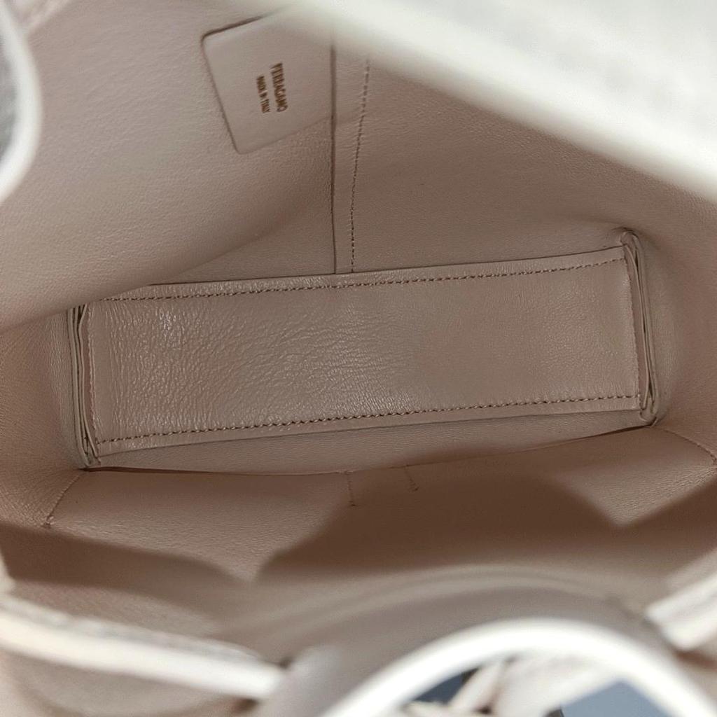 [Pre-Owned] Hug Metal Buckle Leather Bucket Handbag - Very Good #7D3I86