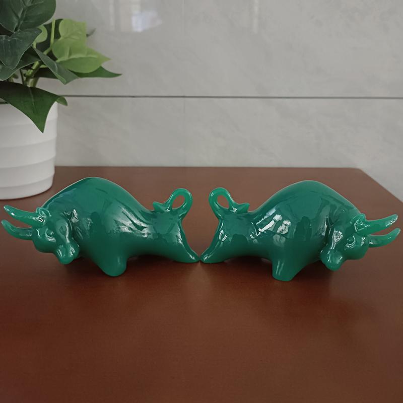 2 шт. Камень Нефрит Цвет Статуэтка Быка с Уолл-стрит Рынок Быков Смоляные Украшения Фэн-шуй Фигурки Удачи и Богатства Декор для Дома и Офиса
