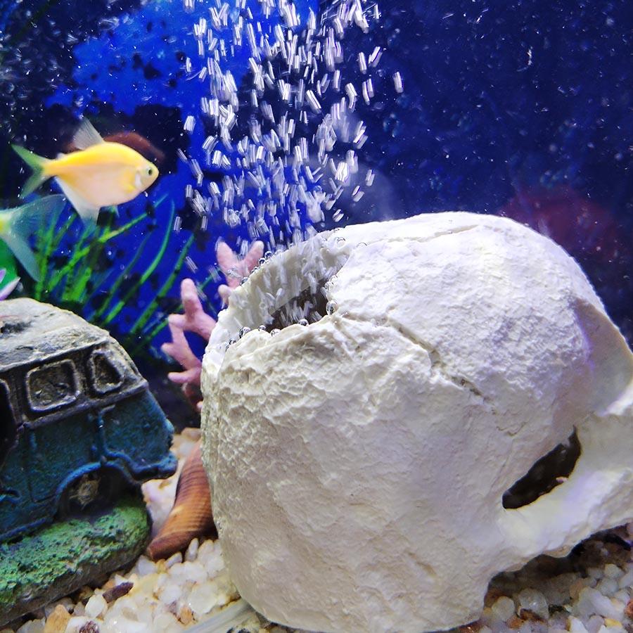 1 Set Resin Skull Aquarium Decor – Fish, Shrimp & Reptile Breeding Cave with Built-in Bubbler Stone for Oxygenation | Halloween Fish Tank Ornament