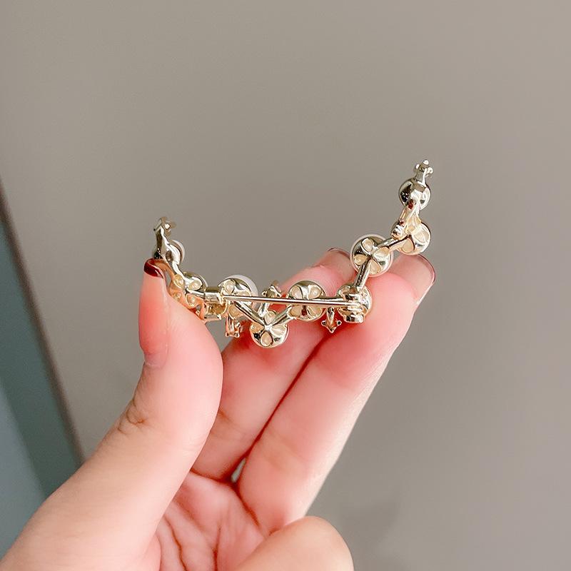 Elegant Pearl Crescent Brooch - Versatile Women's Accessory Pin