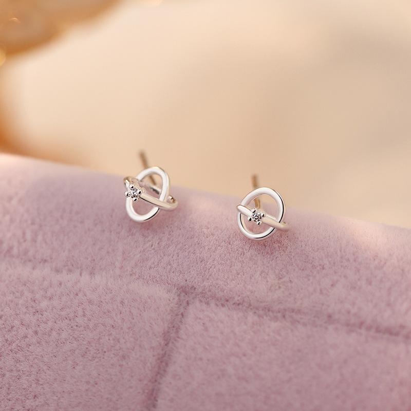 Серьги Planet Zircon — это минималистичные, детские, забавные, милые, свежие, сладкие, изысканные и компактные серьги