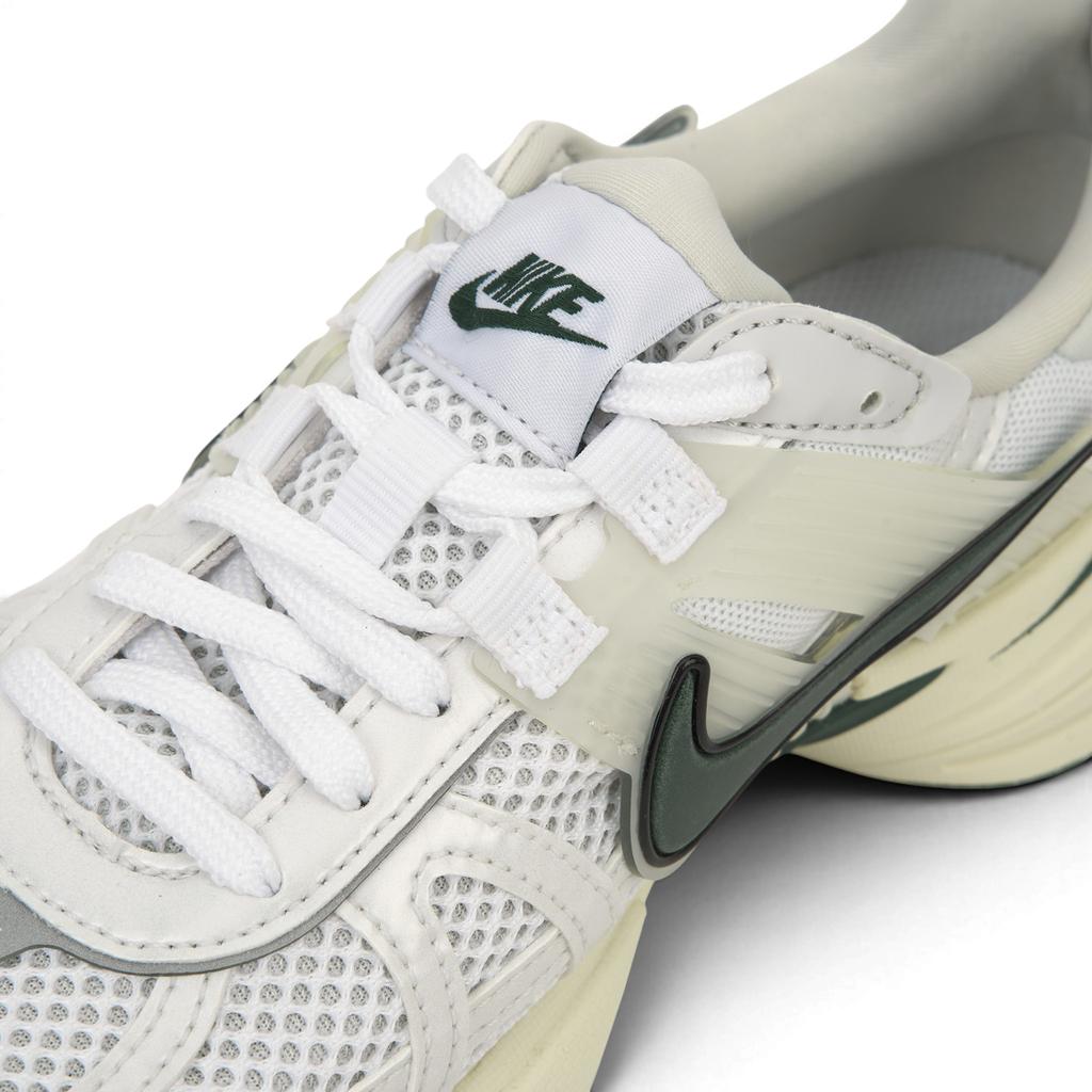 Nike Женские кроссовки V2K Run Fir White Photon-Dust Platinum-Tint FD0736-101
