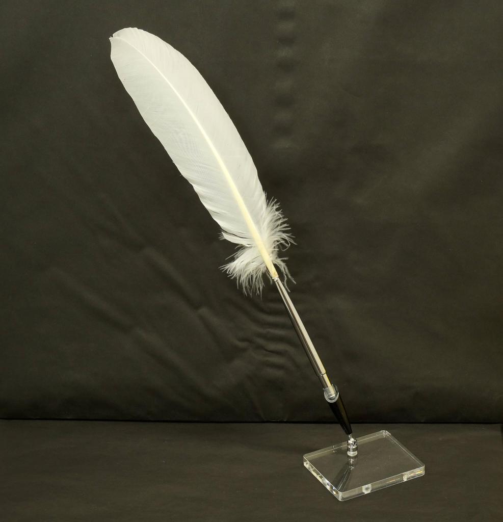 Упаковка из 2 наборов ручек с диском из латуни с японским обработанным пером индейки, прозрачная акриловая подставка для ручек с черным держателем для ручек Белое перо + Q-S5P2WT-2-W