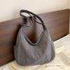 Вельветовая сумка-хобо с мягким, свободно драпирующимся силуэтом, боковые карманы. Идеально для женщин, для повседневного ношения.