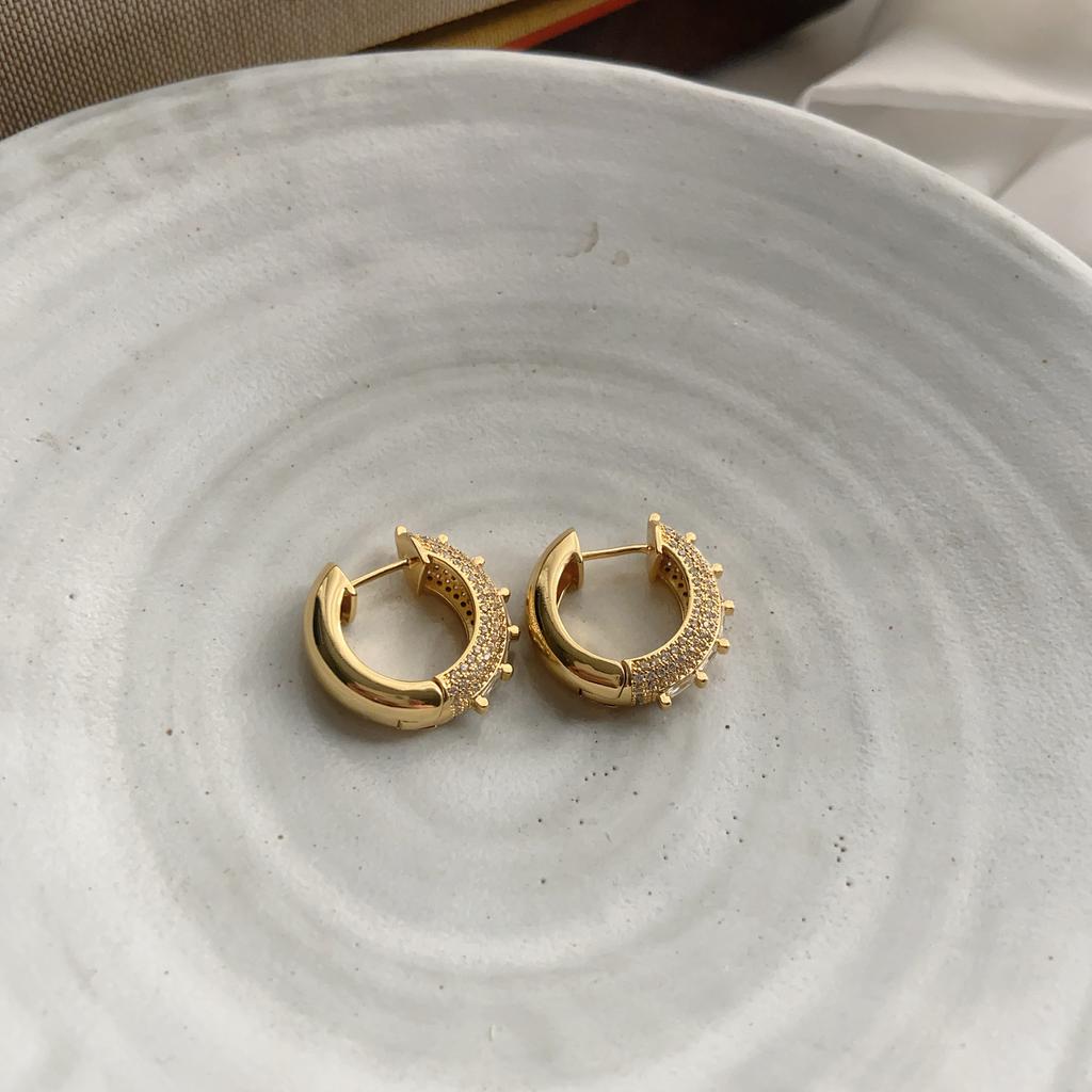 Тяжелая промышленность Бриллиантовая оправа Легкий роскошный нишевый дизайн Высококачественные двухслойные гладкие серьги Женственность Универсальные серьги Серьги