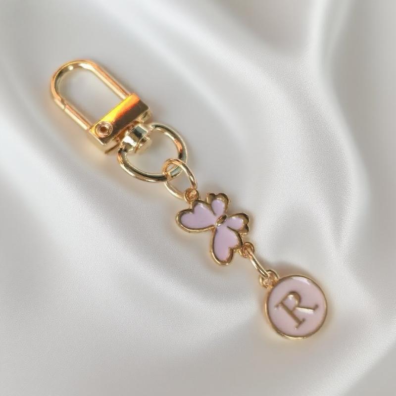 Металлический розовый брелок для ключей в виде бабочки, модный брелок с инициалами от A до Z, держатели для ключей от машины, подвеска для сумки, висячий декор, подарок для пары