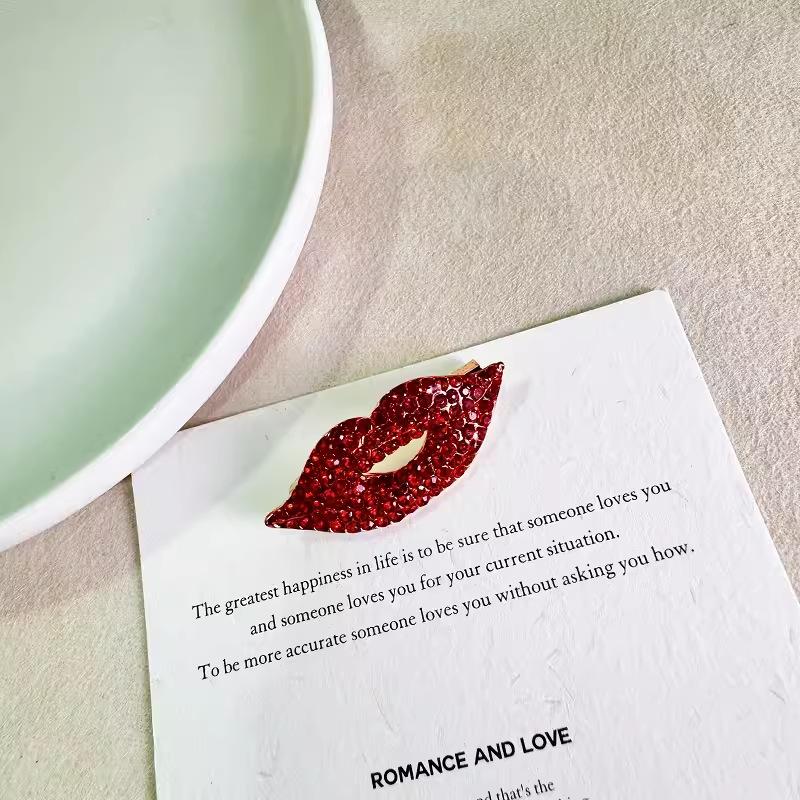 Ретро циркон красная губная брошь темперамент мода маленький аромат роскошь универсальная булавка анти-свет аксессуары