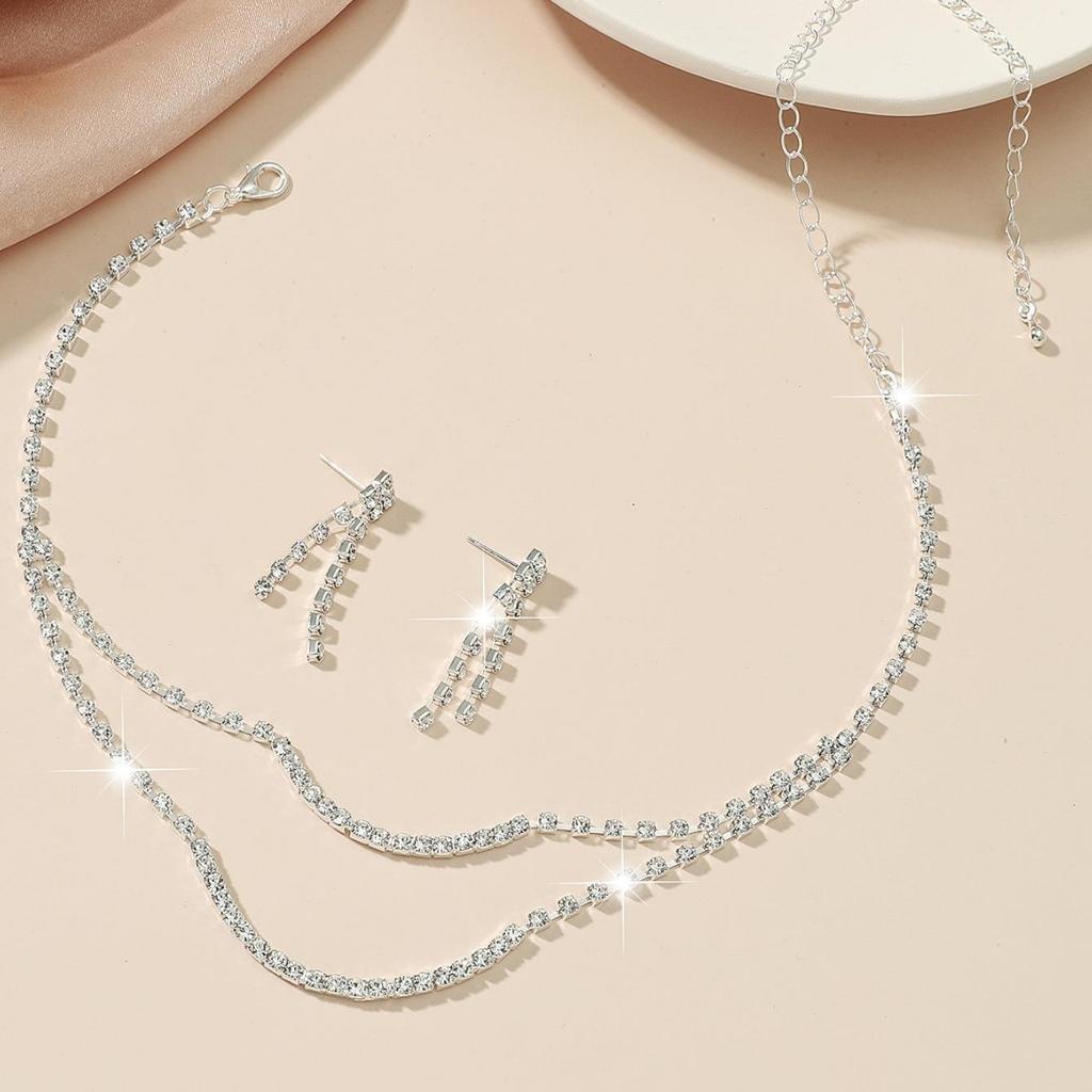 Стильный и простой набор из двух предметов: ожерелье со стразами и серьги-гвоздики.