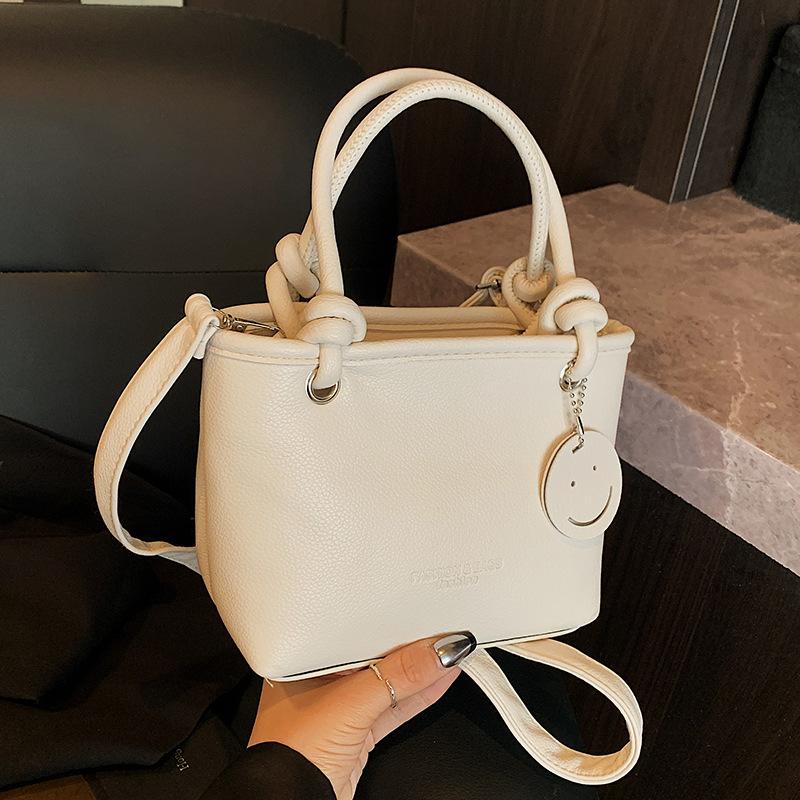 В этом году популярны маленькие сумки для женственного чувства высокого класса, переносные овощные корзины большой вместимости, сумки-ведра и женские модные плечевые м