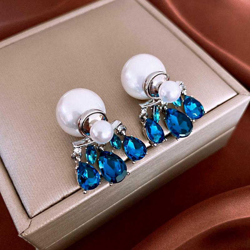 Французские модные серьги-кисточки с жемчугом для женщин, серьги-пусеты в стиле ретро с легкой роскошью, 2024 новинка, с шармами, стразами, цирконом