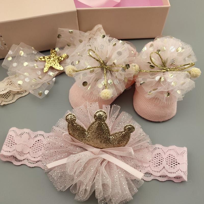 Комплект для новорожденной девочки: пинетки и 2 оголовья