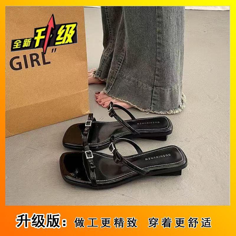 Лето 2025 новый популярный французский красивый темперамент крутые тапочки женские высококлассные для улицы модные серебристые сандалии на плоской подошве