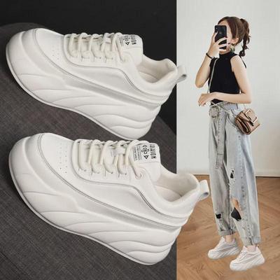 Женские белые кожаные кроссовки на толстой подошве и платформе 2024 года — универсальные, визуально увеличивающие рост, повседневный корейский стиль для осени и зимы.