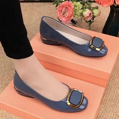 Модные и удобные туфли для средней молодежи на низком каблуке из лакированной кожи с сеткой и красной квадратной пряжкой