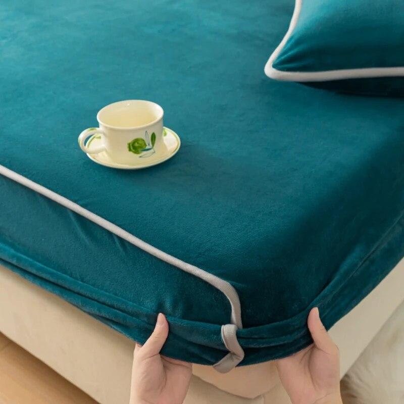 Простыня из молочного бархата с закругленными краями, защитный чехол для матраса с резинкой, зимняя толстая теплая однотонная простыня
