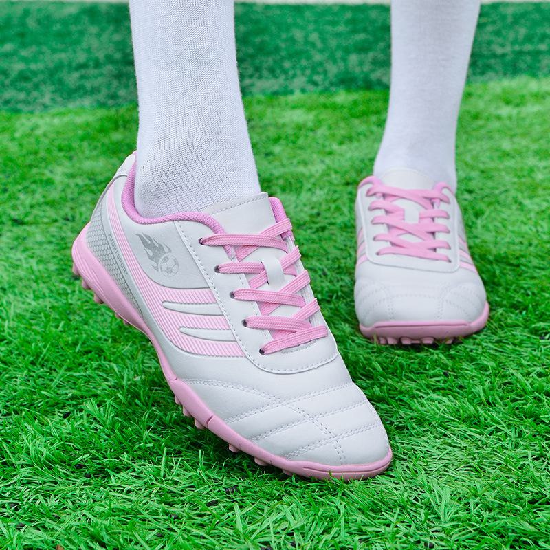 Детские футбольные бутсы: Корейские шипованные кеды для девочек и мальчиков, дизайн с розовыми шипами для тренировок и матчей.