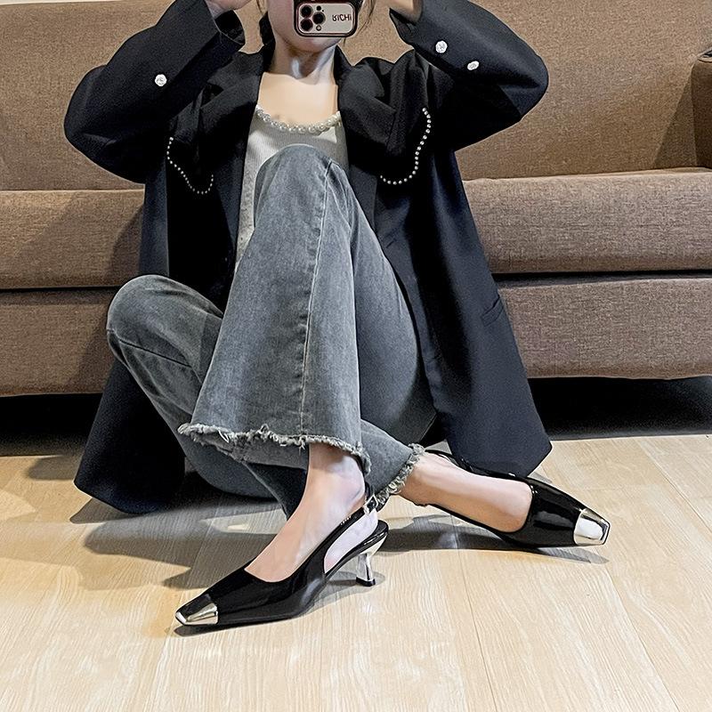 Европейские и американские туфли на высоком каблуке из лакированной кожи 2024 новая летняя сексуальная квадратная носочная часть тонкий каблук металлическая железная носочная часть пустая сумка сандалии женские