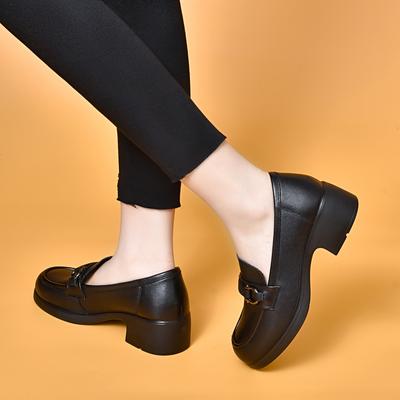 Женские весенние туфли на толстом каблуке с круглым носком и одной педалью из коровьей кожи первого слоя с металлической пряжкой, маленькие кожаные туфли
