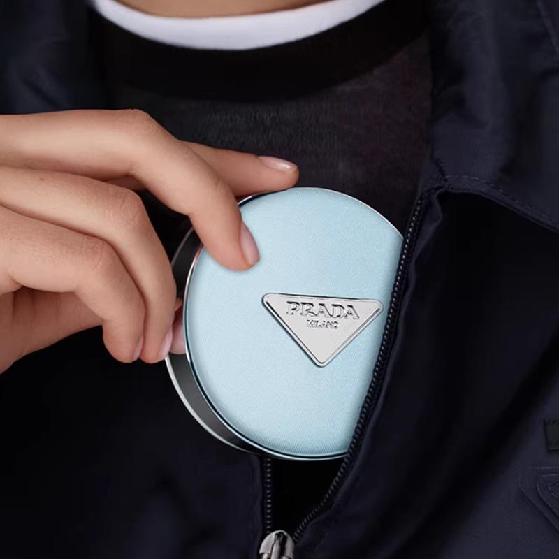 Prada Набор макияжа Нейлон Воздушная подушка Мини Набор из трех предметов: #LC5 синий лимитированная серия 12 г + #B02 мини-помада 1,3 г + сумка-подушка без подарочной упаковки