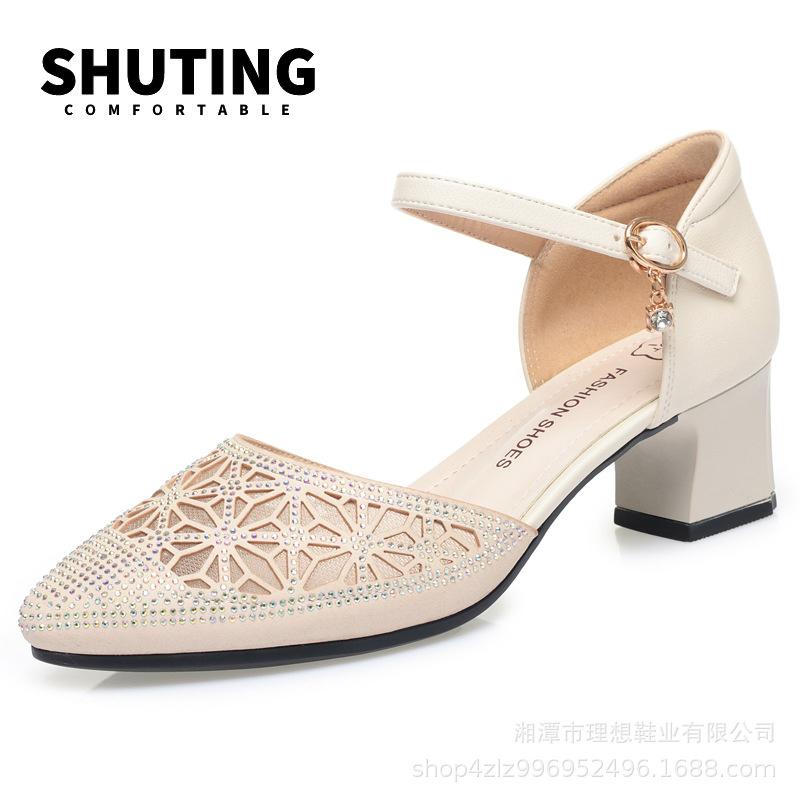 Модные дышащие босоножки со стразами и полым острым носком, женские, лето 2024, мягкие кожаные босоножки на среднем блочном каблуке для мамы