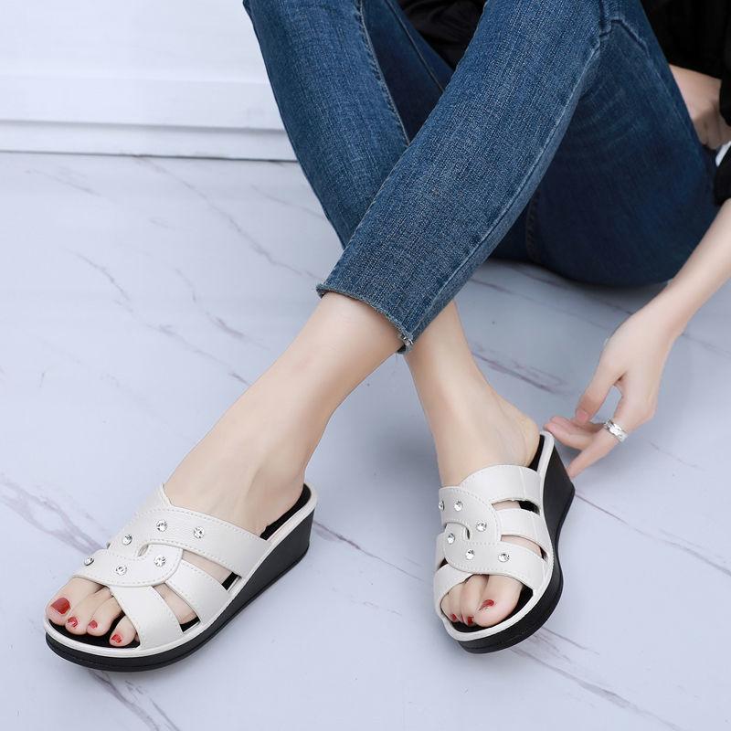 Закажите на размер больше женские тапочки на высоком каблуке летняя верхняя одежда толстая подошва домашние нескользящие тапочки летняя обувь для мам мягкие подошвы классные сандалии со стразами