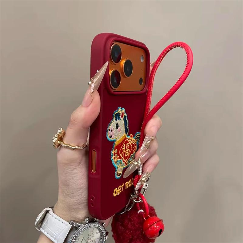 Чехол для iPhone 14/15/16/17 Pro, вышитый, из красного бархата, с иероглифом Фу, с лошадью, к Новому году