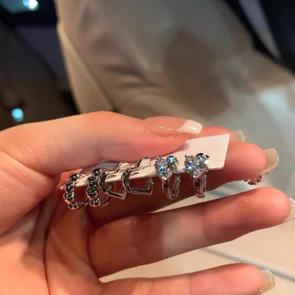 Винтажные красные серьги-кольца в гонконгском стиле: Элегантный женский аксессуар на осень/зиму