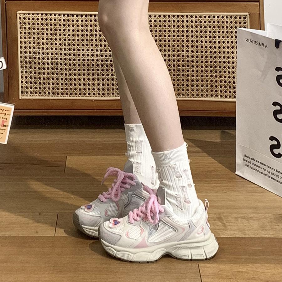 Жареный уличный стиль в Гонконге показывает маленькие и легкие платформенные кроссовки для женщин, новинка лета 2025 года, универсальные дышащие сетчатые кроссовки