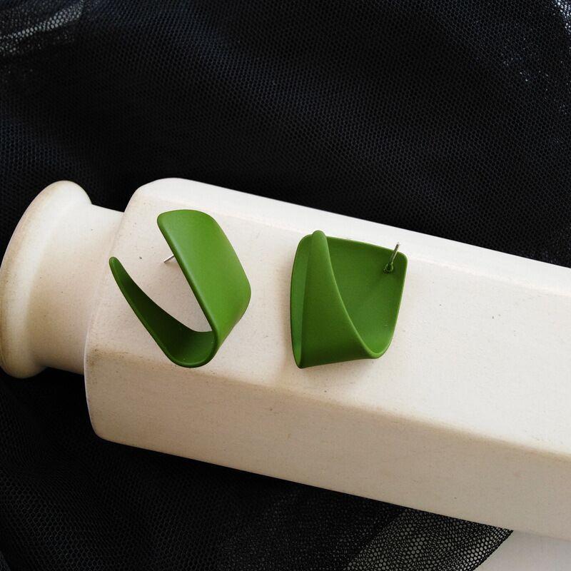 Серьги цвета конфет с нерегулярной геометрией. Маленькие серьги в стиле свежего цвета. Все подходящие серьги-гвоздики.