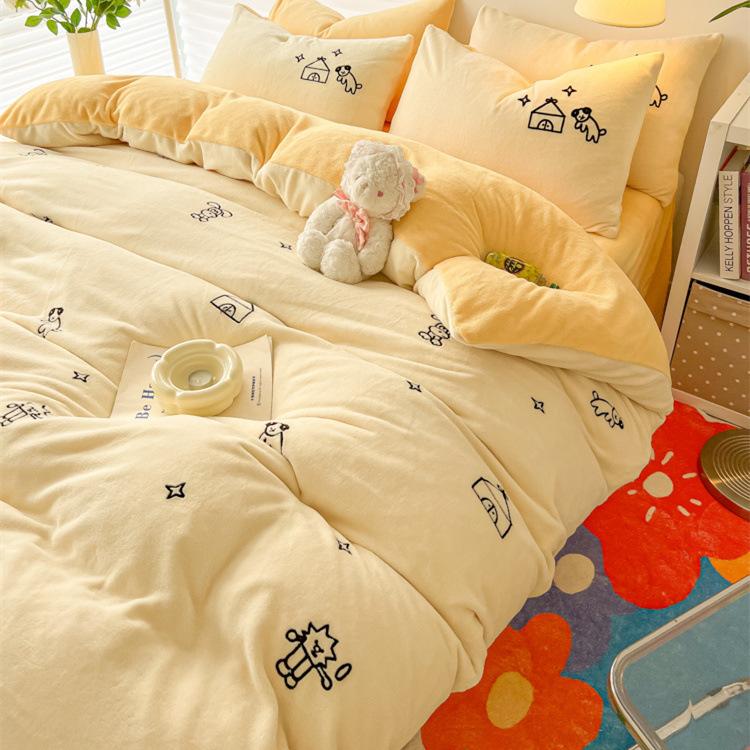 Небольшой свежий зимний утолщенный молочный бархатный комплект из четырех предметов Коралловый бархат с вышивкой, теплый двусторонний бархатный пододеяльник, комплект из трех предметов